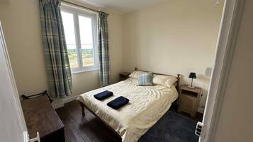 8 chambres, bureau, fer et planche Ă repasser, lit parapluie