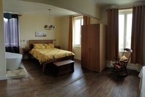 8 bedrooms, desk, iron/ironing board, travel crib