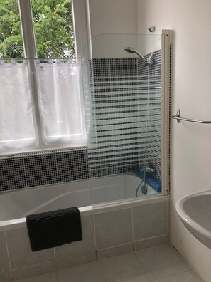 Haartrockner, Handtücher, Toilettenpapier