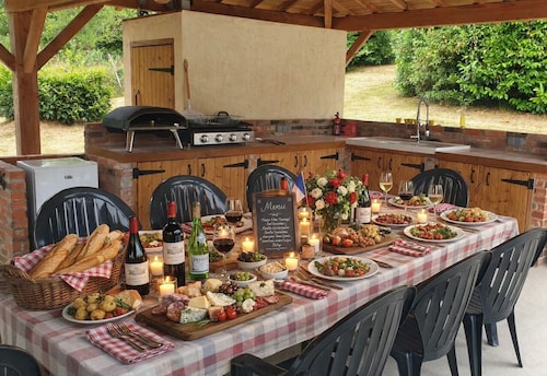 Charming 8 Bed Retreat Perfect for Group Getaways. Edge of village.