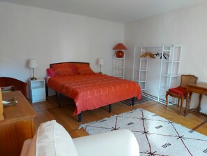 2 habitaciones, tabla de planchar con plancha, wifi y ropa de cama