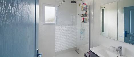 Douche, sĂšche-cheveux