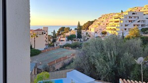 A coastal residential area with buildings, a clear sky, and a view of the sea. - Apartamento Junto al mar en Almuñécar, Recien Renovado y Equipado Para 4 pax (Almuñecar)