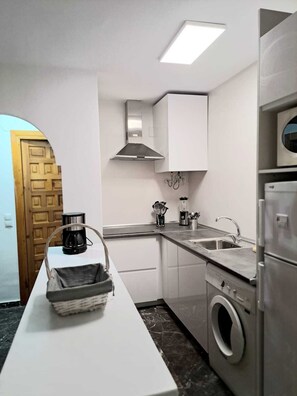 Fridge, microwave, stovetop, coffee/tea maker - Apartamento Junto al mar en Almuñécar, Recien Renovado y Equipado Para 4 pax (Almuñecar)