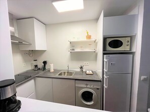 Réfrigérateur, micro-ondes, plaque de cuisson, cafetière/bouilloire