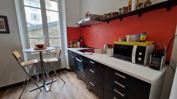 Frigorifero, microonde, forno, piano cottura