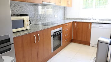 Frigorifero, microonde, forno, lavastoviglie