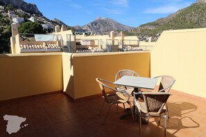 A terrace with a table and chairs, overlooking a mountainous landscape. - CostaBlancaDreams - Casa Carlos in Calpe (Calpe)