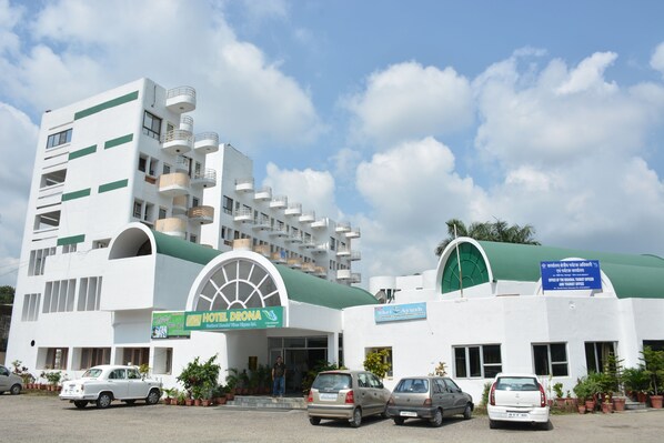 Vista frontal de la propiedad