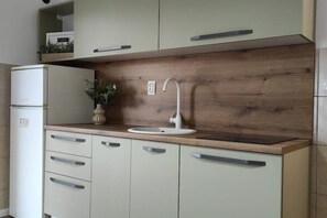 Kylskåp, mikrovågsugn, ugn och spishäll