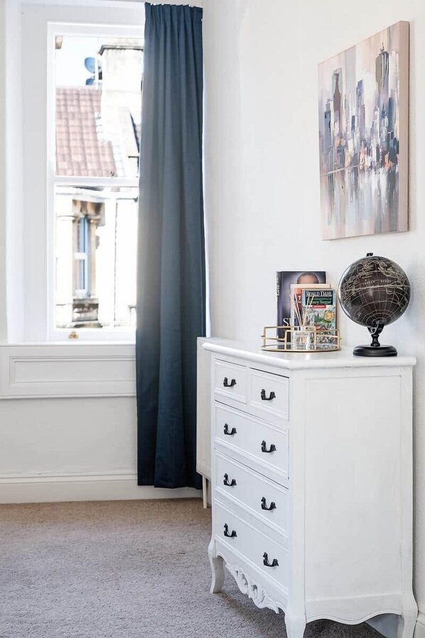 A room with a white dresser, a globe, and a book on it. - Central Bath apartment - near Bath Spa station (Bath)