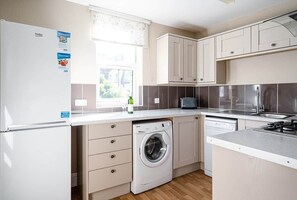 Kjøleskap, mikrobølgeovn, ovn og oppvaskmaskin