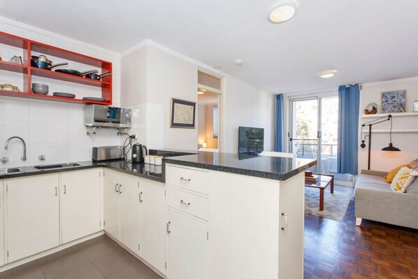 冷蔵庫、電子レンジ、オーブン、コンロ