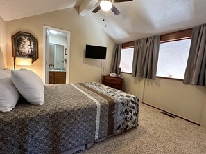 2 bedrooms, iron/ironing board, free WiFi, bed sheets - This 2 bedroom condo is a delightful retreat for your Branson Vacation! (Branson)