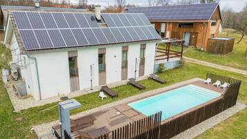 Hồ bơi ngoài trời phục vụ theo mùa