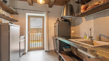 Fridge, oven, stovetop, dishwasher