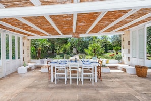 Perhehuvila, 4 makuuhuonetta, 2 kylpyhuonetta (Trullo Nicolò With Pool Martina) | Ulkoruokailutilat