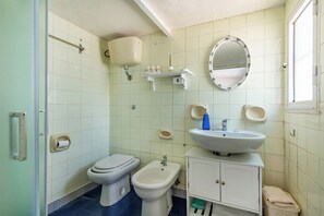 Douche, sèche-cheveux, bidet, serviettes fournies