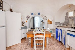 Fridge, microwave, stovetop, dishwasher - Trullo Nicolo With Pool Martina Franca (Martina Franca)