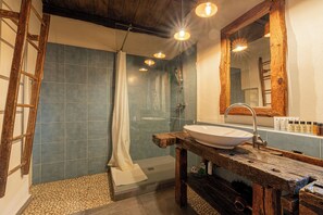 Familie chalet, 2 slaapkamers (Natural Chalet Indašnja Iža) | Badkamer | Een douche, handdoeken, zeep, shampoo