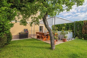 Familiehus, flere soverom, 2 bad (House Dijana With Pool) | Utendørsservering