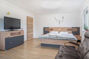 3 bedrooms, laptop workspace, iron/ironing board, free WiFi - House Dijana With Pool (Bloke)