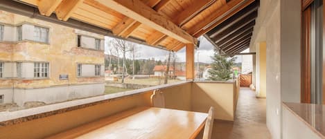 Familjehus - flera sovrum - 2 badrum (House Dijana With Pool) | Restaurang utomhus
