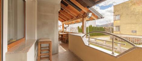 Family House, 3 Bedrooms, 2 Bathrooms (House Dijana Pool & Garden) | Balcony