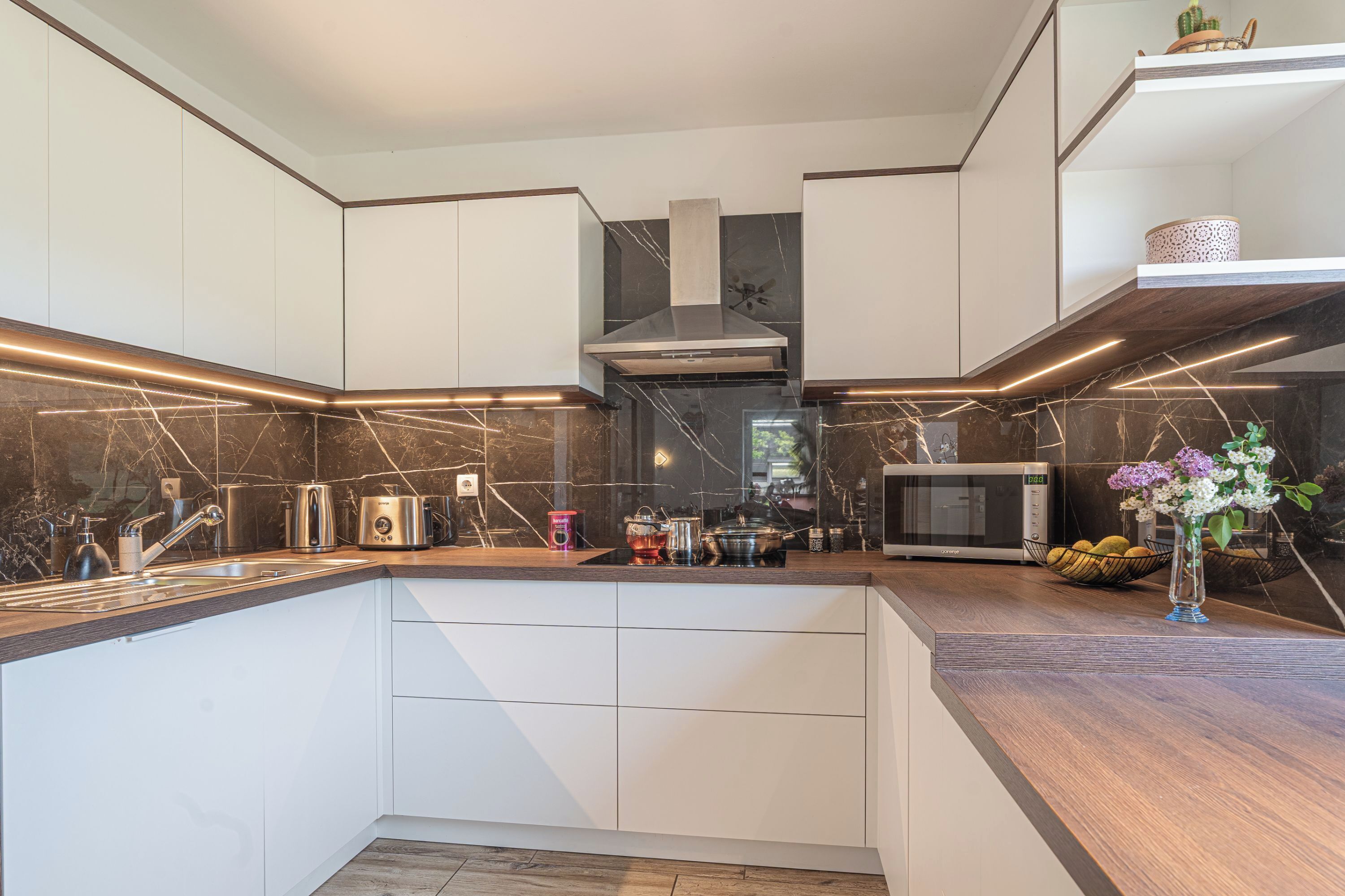 ثلاجة، ميكروويف، فرن، موقد طهي مسطح