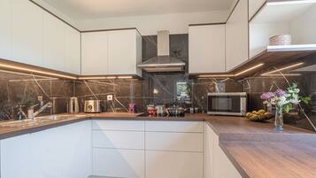 Casa familiar, 3 habitaciones, 2 baños (House Dijana With Pool) | Cocina privada | Refrigerador, microondas, horno y parrilla de estufa