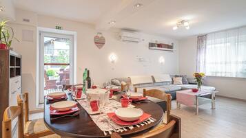 Familienhaus, Mehrere Schlafzimmer, 2 Bäder (House Dijana With Pool) | Speisen