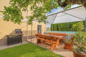 Familiehus, flere soverom, 2 bad (House Dijana With Pool) | Utendørsservering