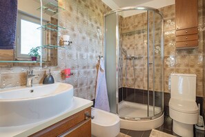 Familiehus - flere soveværelser - 2 badeværelser (House Dijana With Pool) | Badeværelse | Bruser, bidet, håndklæder, Sæbe