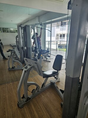Fitness facility - 2-Bedroom Boutique City Condo - City Center - High Speed Wi-Fi Newly Renovated! (Cebu City)