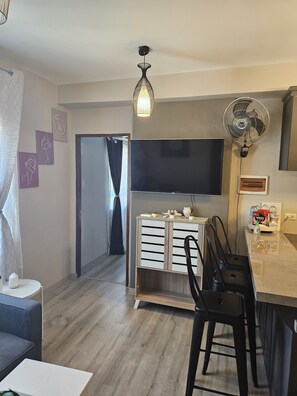 Interior - 2-Bedroom Boutique City Condo - City Center - High Speed Wi-Fi Newly Renovated! (Cebu City)