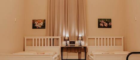 Quarto triplo econômico, para não fumantes | 5 quartos, roupas de cama antialérgicas, Wi-Fi de cortesia