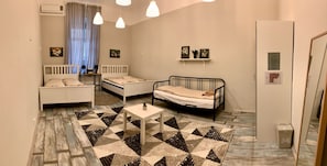 Habitació triple econòmica, no fumadors | 5 dormitoris, roba de llit hipoal·lergògena i wifi gratuïta
