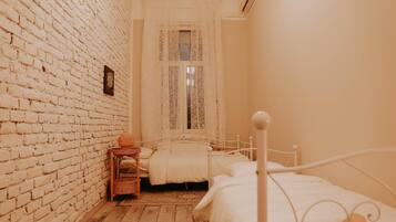 Economy Apartment, 5 Bedrooms | Hypo-allergenic bedding, free WiFi