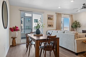 คอนโด, 2 ห้องนอน | ร้านอาหาร