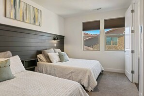 Casa, varias habitaciones | 7 habitaciones y espacio para trabajar con laptop 