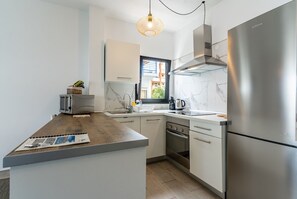 Réfrigérateur, micro-ondes, four, plaque de cuisson