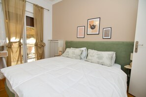 2 bedrooms, desk, iron/ironing board, travel crib