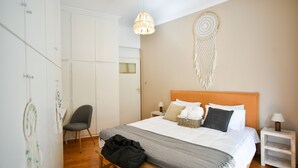 2 soverom, skrivebord, strykejern/-brett og reiseseng for barn