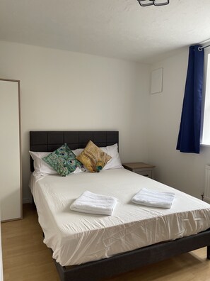 2 bedrooms, iron/ironing board, free WiFi, bed sheets - Cozy 2-BR Home with Patio & Parking in London! 10 Mins to London City Airport (London)