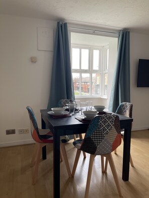 Dining - Cozy 2-BR Home with Patio & Parking in London! 10 Mins to London City Airport (London)