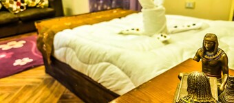 Cozy 3-bedroom apartment in charming Giza Pyramids Plateau with WiFi, AC.