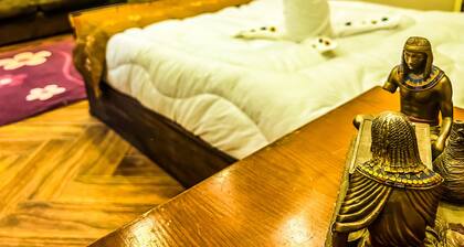 Cozy 3-bedroom apartment in charming Giza Pyramids Plateau with WiFi, AC.