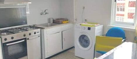 Een koelkast, een magnetron, een oven, een koffiezetapparaat/waterkoker