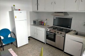 Refrigerador, microondas, horno y cafetera y tetera 