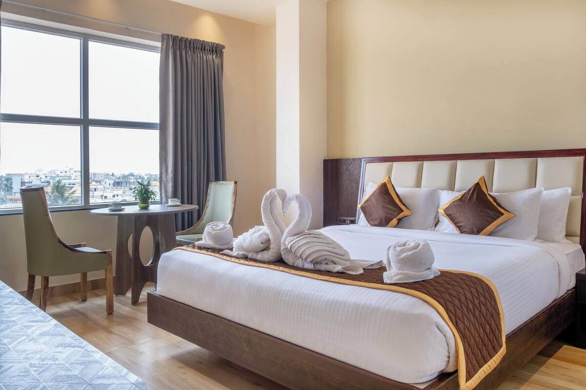 ห้องพรีเมียม, วิวเมือง | ตู้นิรภัยในห้องพัก, โต๊ะทำงาน, ผ้าม่านกันแสง, Wi-Fi ฟรี